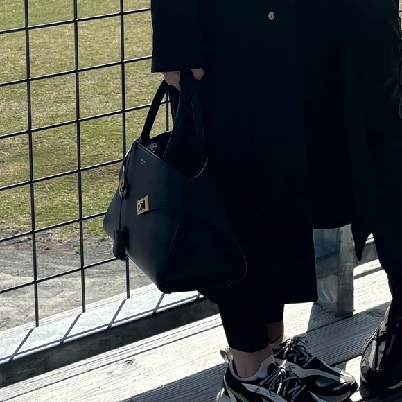 Ferragamo Hug Bag - their new line - Picture 6 of 8